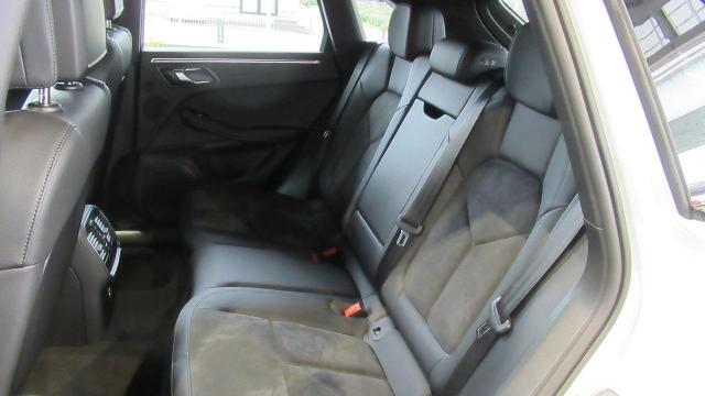 マカン スポーツクロノパッケージ